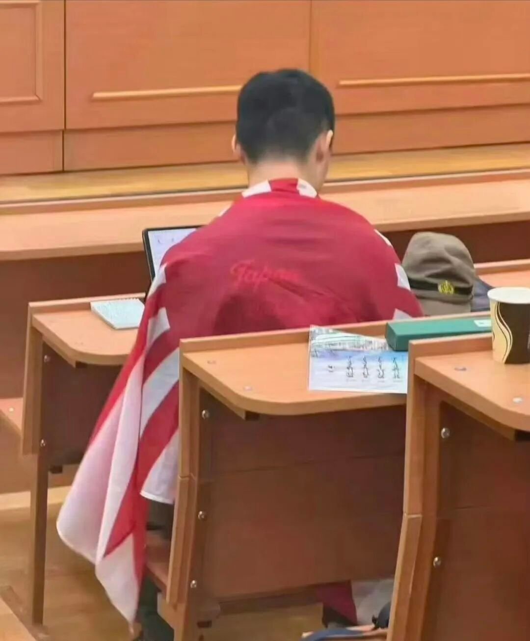 #中国留学生就身披旭日旗道歉#这么严重的问题竟然只是道歉，这完全就是认知和价值观问题 ​