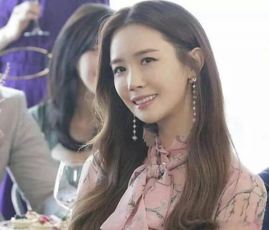#李多海妈妈来中国照顾怀孕女儿# 李多海作为较早在中国市场走红的韩国明星，如今在中国安家、在中国待产、在中国迎接新生命。她和这个国家的缘分，从事业延续到了家庭。如今妈妈也来了，这份缘分更深了。 ​