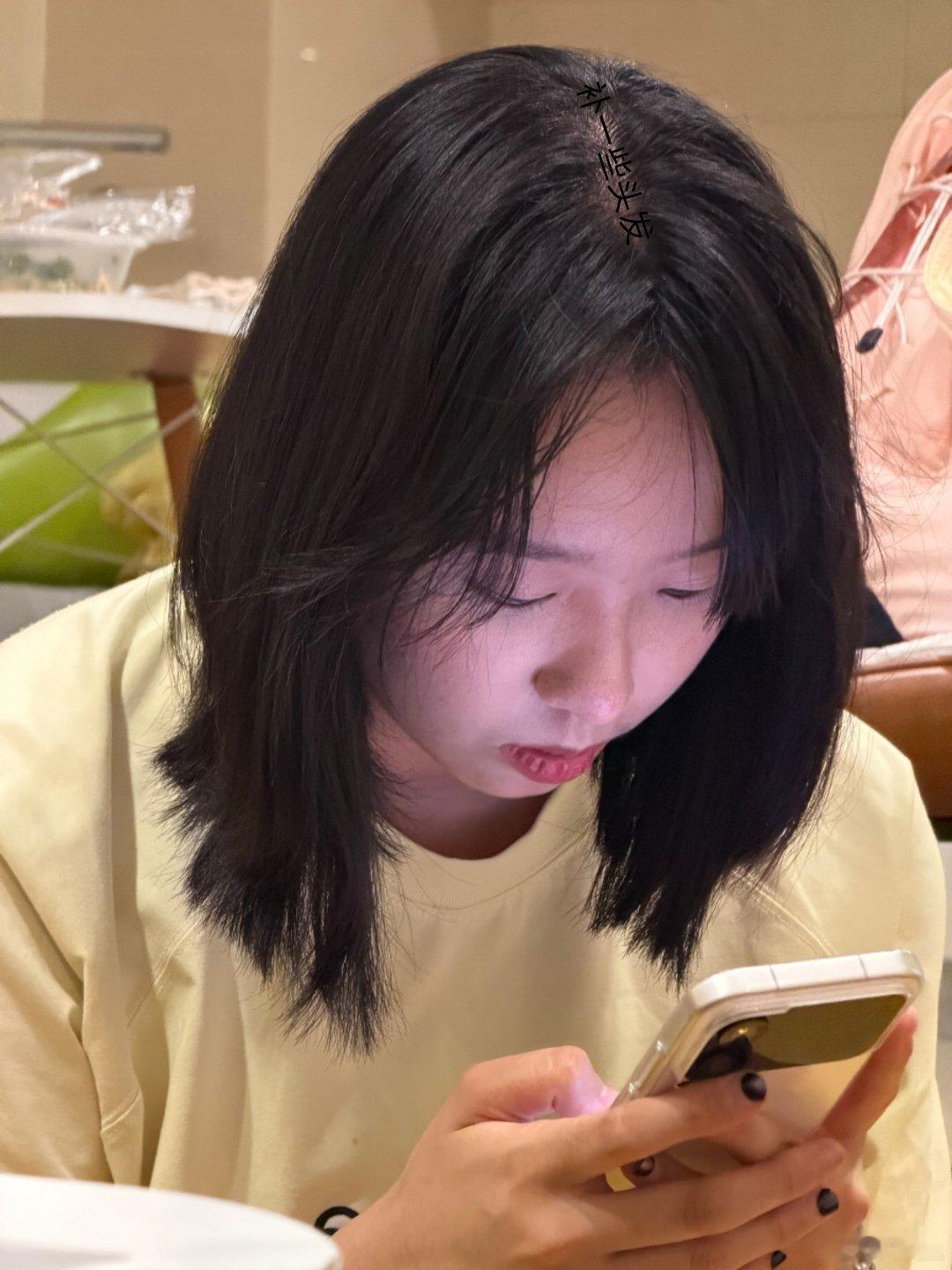 一脸严肃的话 我猜我当时在翻微博消息 ​​​