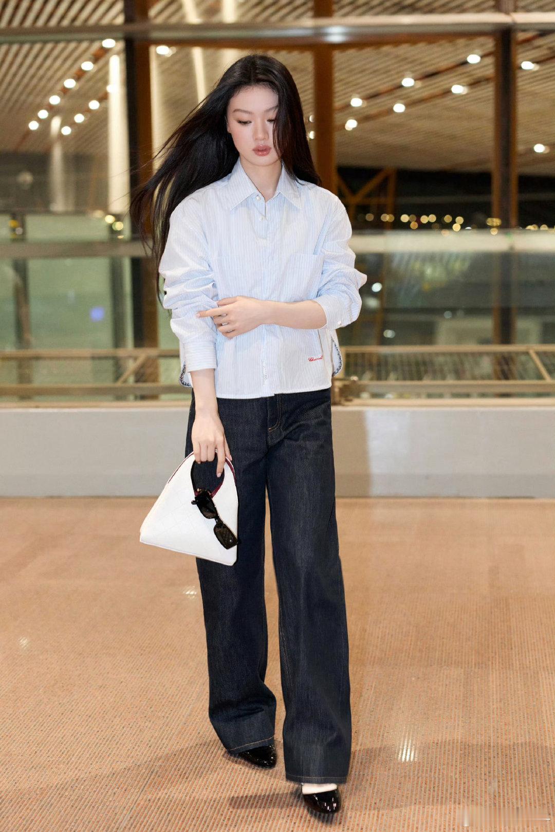 #单依纯[超话]# 出发出发 小宝这次又出行啦 开开心心啊  挎着轻便小包 风里裹着软乎乎的好心情沿路随手拍下的街景 解锁这趟行程里藏着的所有小惊喜辣✨​