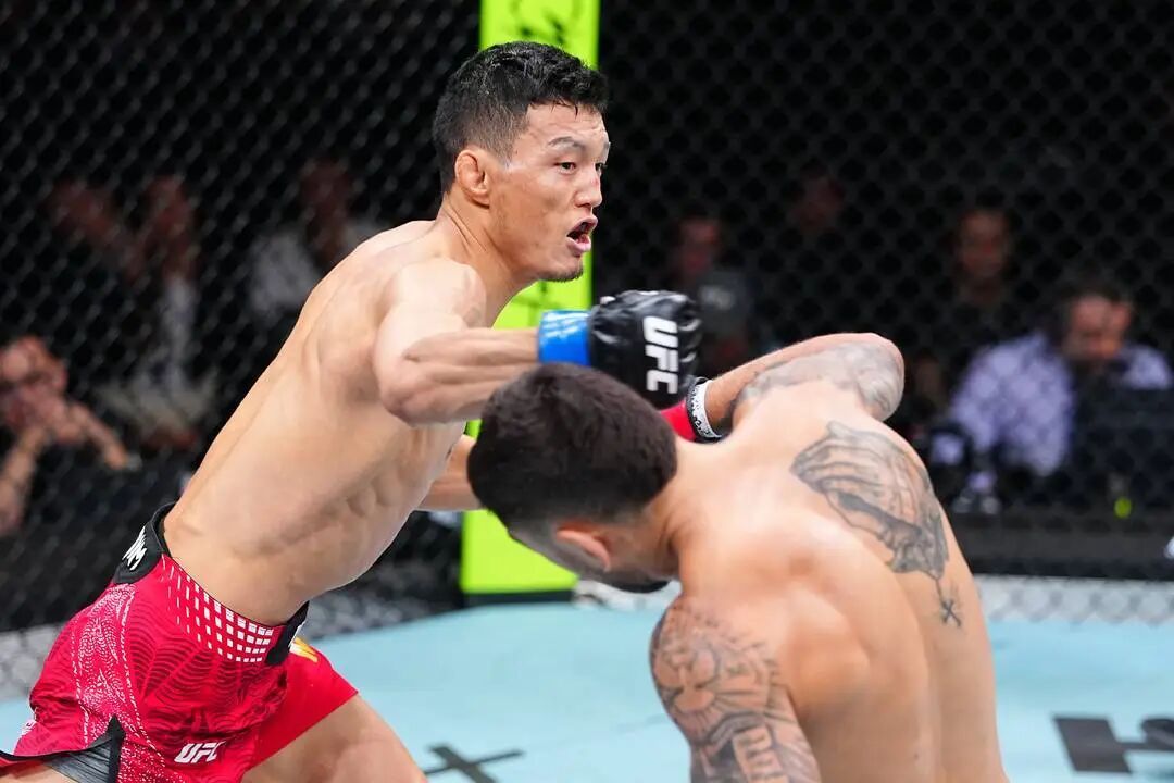 【宋亚东重拳KO乌马尔，将冲击中国男子史上首位UFC冠军】北京时间8月29日晚，UFC格斗之夜上海站比赛落幕。头条主赛雏量级五回合对决中，中国选手宋亚东战胜俄罗斯选手乌马尔·努尔马戈梅多夫，赢得职业生涯迄今最重要的一场胜利，向雏量级冠军挑战权迈出关键一步，他也是当今唯一有希望冲击UFC冠军头衔 ​