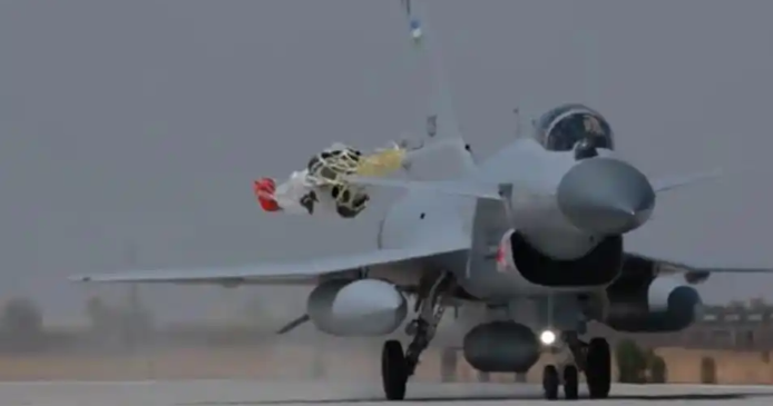 乌兹别克斯坦的歼‑10CE：全球低配 “捡漏王”？乌兹别克斯坦能如此迅速地接手歼‑10CE，有消息人士透露，人家这叫 “捡漏” 啊！

2026年8月底，塔什干的独立日庆典直播里，6架垂尾喷着蓝白绿国旗的战斗机穿过水门。中亚的天空，第一次出现了中国四代半战机的影子。

我个人认为，这事的意义远不止&