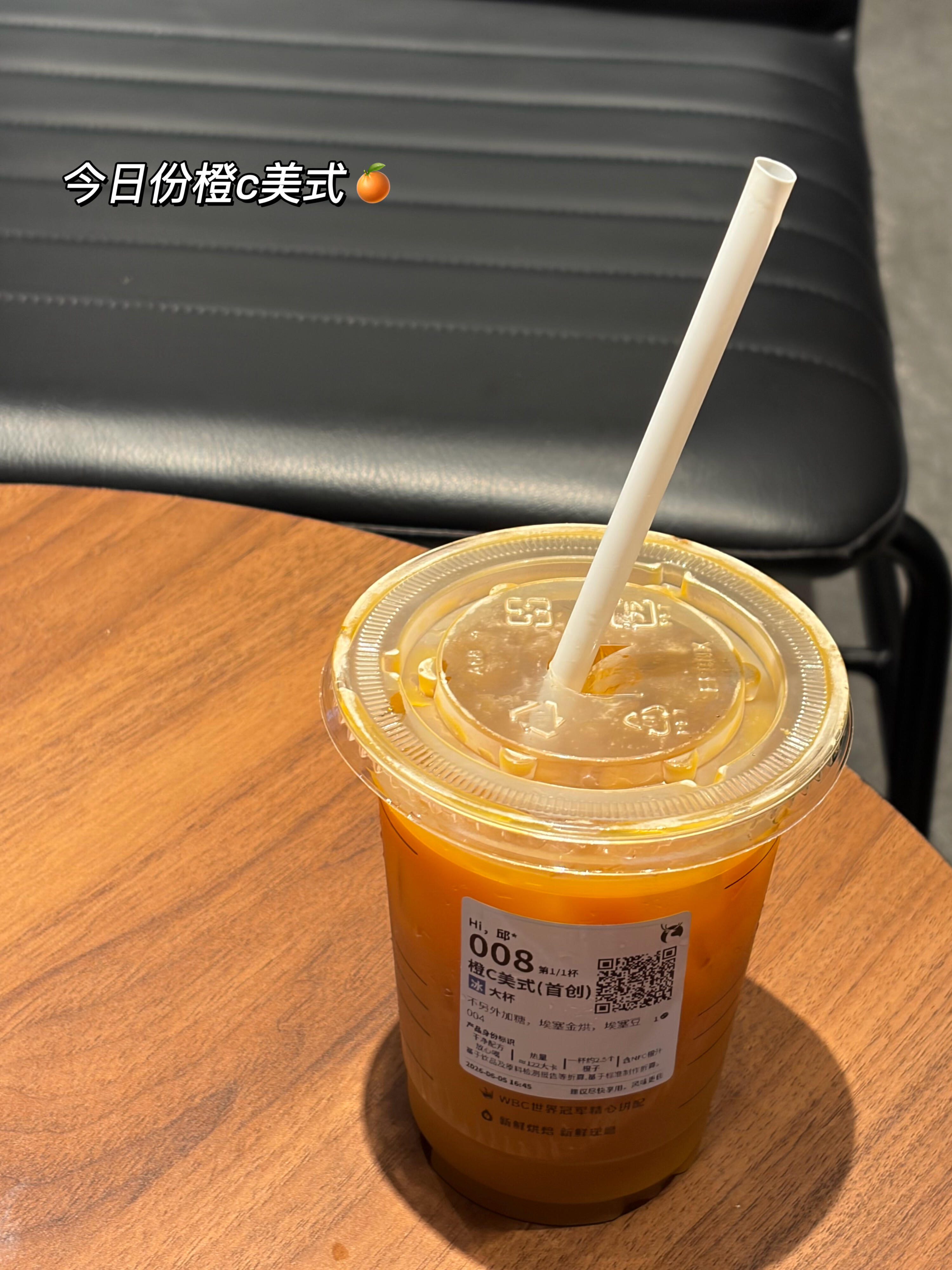 宝贝成长守护计划夏日居家氛围感 带娃日常一些碎碎念｜不要把孩子限定在你的认知里经典的一段话：不要把孩子 限制在你自己的认知里因为他生在另一个时代。你看着他跌跌撞撞 总想伸手去扶你以为的稳妥 也许是束缚你担心的风险 或许正是他看见更远风景的机会“子非鱼，安知鱼之乐？”你不是他的人生 怎么知道他要飞往的天空有多高。心理学告诉我们 父母最大的成长不是教会孩子听话 而是学会看着他成为自己。孩子并非我们的延续而是生命借着我们的身体来体验另一段修行。你能给他的不是一条被铺好的路 而是一颗安稳的心让他知道：无论世界多喧嚣 身后永远有一盏为他亮着的灯你能给他的是提供土壤，而非地图提供丰富的体验和资源（书、旅途、经历）允许探索和试错，而非规定必须走哪条路。在品德、安全等大原则上引导，在生活方式的选择上留出空间。保持自身成长父母拓宽认知边界，孩子才能看到更大的世界。3岁孩子想帮忙端汤，很多家长会阻止：“你会洒的！”但如果换成：“好，走慢一点，眼睛看碗。”即使洒了，孩子也在学习调整。几次之后，他可能真的...