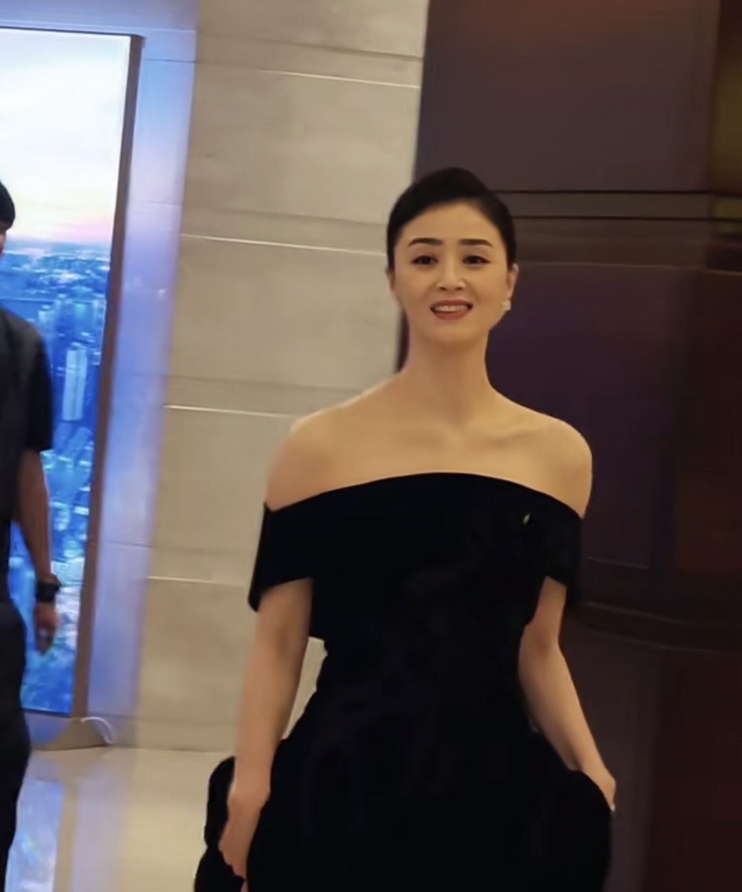 蒋欣，倪妮，秦海璐，梅婷，宋佳……
金鹰节入场，
温柔友好，
优雅大方，
一个比一个美！
梅婷 
蒋欣 
闫妮 
宋佳