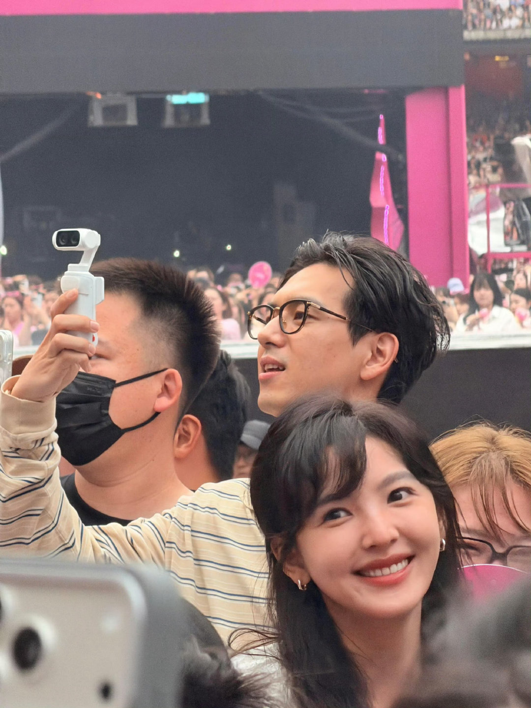 #李现章若楠一起看汪苏泷演唱会#这是什么神仙同框[哇] ​
