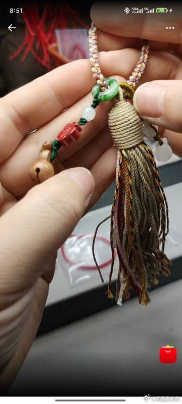 非常重工的纯手工编织流苏随心挂！
配合多宝，寓意非常丰富[心]
新年换新的车挂，或者把这个当新年装饰挂在家里，非常吉祥！
可以祛灾避邪、也寓意新的一年节节高！好运满满！
（资料引自百度） ​