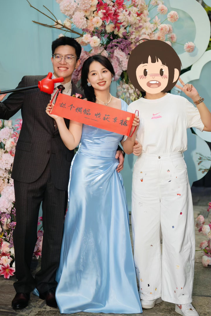 #疯狂婚礼季[超话]##疯狂婚礼季##敬酒服# 
礼服定制｜为仙女定制陈意涵原版婚礼礼服👰

🩵仙女婚礼，来定制礼服，一眼看中陈意涵同款，雾霾蓝颜色太显白了～特意给仙女定制了一字肩，对胳膊太友好啦～

🩵推荐场合：鱼尾礼服，蓝色礼服，缎面礼服

🩵Dress by SUSUCOUTURE 【粉漾】 ​