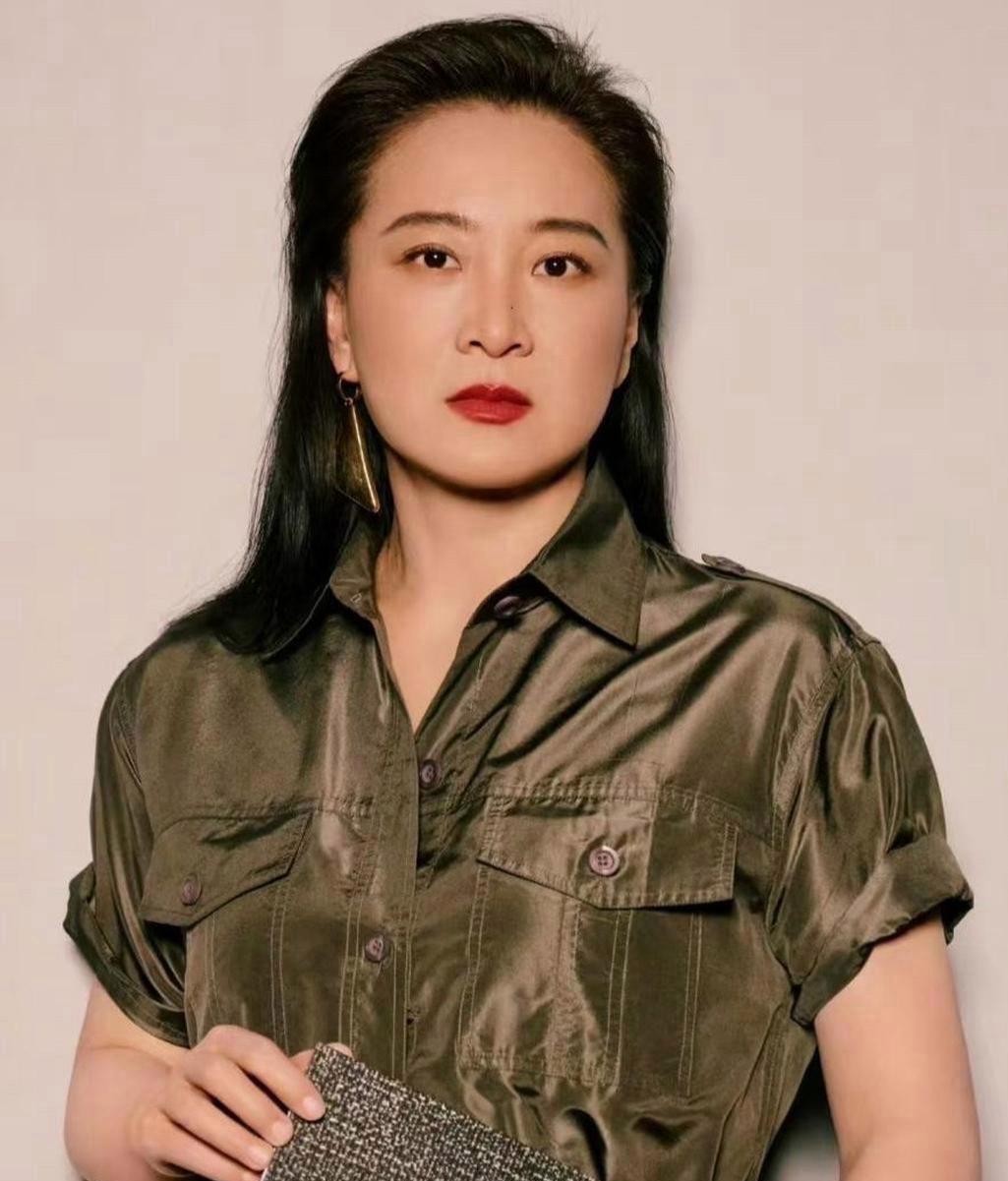 以前只要贾玲往台上一站，咧嘴露出那对标志性酒窝，台下观众就忍不住跟着乐。
现在镜头再扫过去，她眼神沉稳得像换了个人，连笑意都收敛得极深。
雷佳音当年在片场第一次碰见彻底瘦下来的贾玲，当场就愣住了，直言感觉像是面对一个完全陌生的人。
这句大实话，如今看来一点都不夸张。
平时普通人就算甩掉几十斤