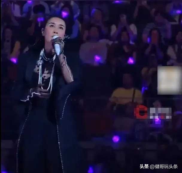 那英加唱免罚引热议 执法标准不能打模糊仗

这两天那英成都演唱会为悼念刘欢的片段加唱免罚，不少网友夸成都文旅执法有温度，可转头想起三个月前张靓颖拼盘演出即兴加唱连累主办方被罚的事，不少人难免犯嘀咕。

现行演出管理相关条例里，根本没区分“片段演唱”和“完整演唱”，也没给现场互动环节开合规绿灯。这次大