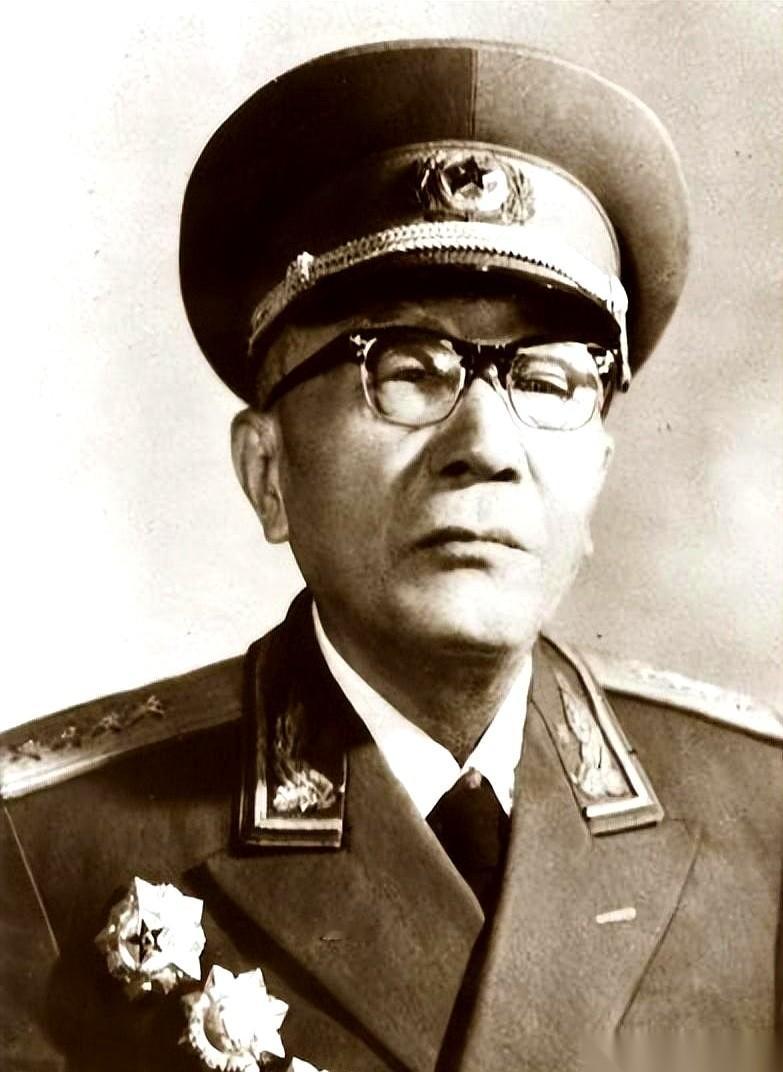 翻看军史档案里彭德怀和黄克诚的过往，两个人共事半辈子，几乎是一路顶着杠走过来的。
但到了风浪最大的关头，有人私下劝黄克诚赶紧站出来揭发彭德怀自保，黄克诚当场把话顶了回去：“落井下石也得有石头，我手里一块石头都没有。”
当年共事，两人开会常争得面红耳赤，谁也不让谁。但不管争得多凶，全在公事上，没有一句
