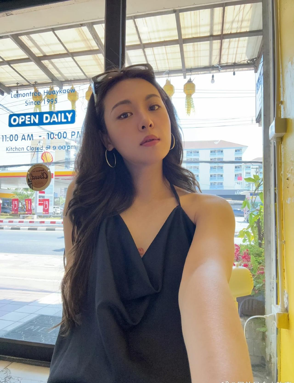 演员周放最近在《交锋》里演了夏姐，之前大家最熟她的可能还是《大江大河》里的程开颜。
现实里她跟导演刘畅结婚了，两个人是从小就认识的青梅竹马。
我看到这儿的时候停了一下。
演艺圈里那么热闹，可她跟一个从小一块长大的人结了婚，戏外低低调调地过日子。
倒也不是觉得这事儿有多浪漫。
我是觉得，她身上有种特别