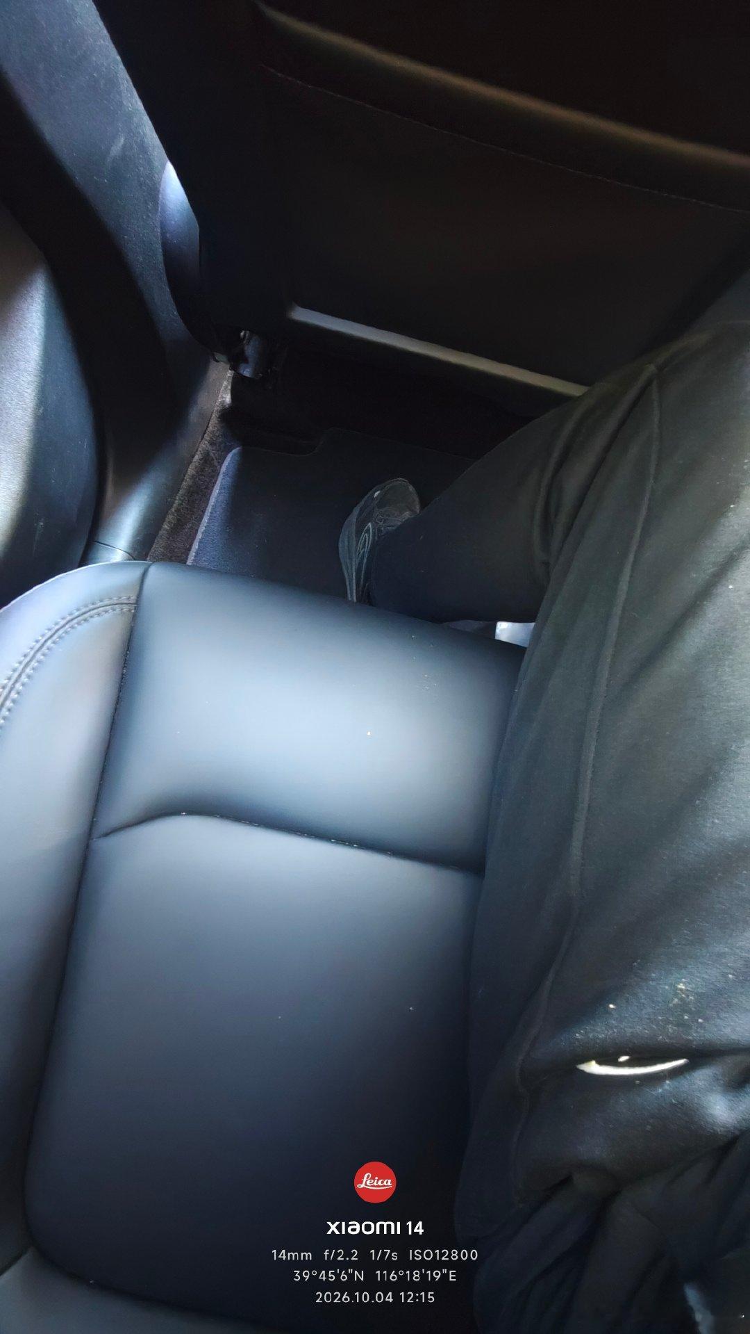 打滴滴打到 modelY，第一次坐特斯拉，内饰装修我倒是没什么意见，就是这后排舒适度简直和公交车座椅有一拼[打脸][二哈] ​