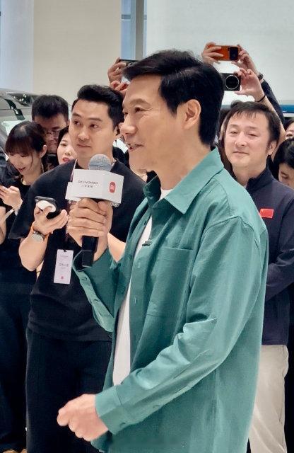 从交付台到球迷看台，雷军这次彭城之行，把品牌和本土体育的联动玩出新思路。
不占用贵宾包厢，站在普通看台融入球迷，褪去企业家的身份，单纯做一名观赛观众。
商业之外，也让更多人看见苏超这类地方足球联赛的魅力，科技产业与地方足球的双向奔赴。
#雷军来看苏超了# ​