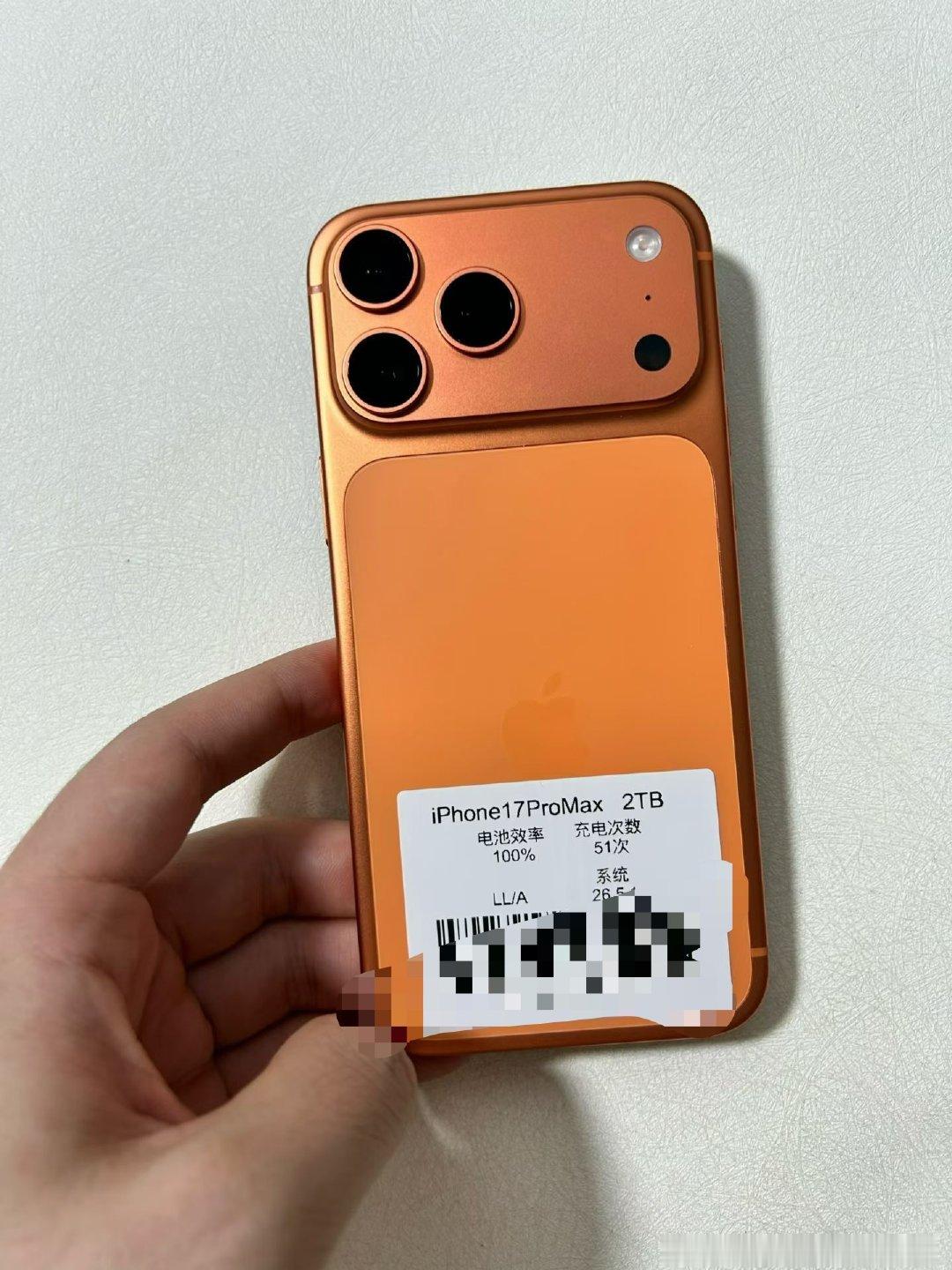 美版无锁17ProMax 2TB 橙，电池效率100%，充电50次，极品成色，还是三星G9N屏，改好双卡后的市场价格行情在一万左右，不错的大内存[微笑]#二手iphone[超话]# ​