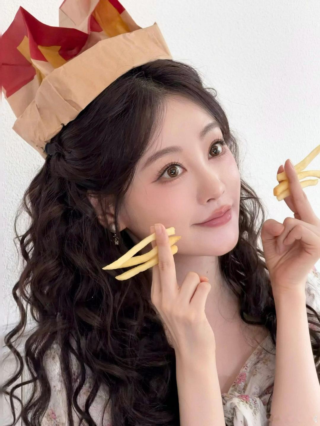 #祝绪丹[超话]# 宝宝是怎么想到这种这么可爱的拍照方式的？小猫[奶牛猫][奶牛猫][奶牛猫]#祝绪丹# ​