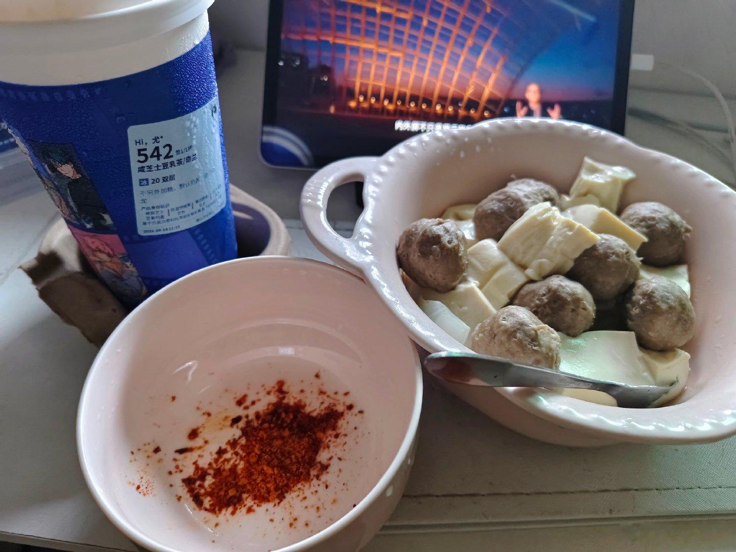 今天吃水煮菜以及瑞幸新品，昨晚心心念念了一晚的奶茶[舔屏]
应该买几只虾，本来想买速冻饺子的，便宜的不敢吃，贵的不舍得买[捂嘴哭]
第一次看iPhone发布会，何时能随心所欲买，这个Apple Watch属实吸引俺了 ​
