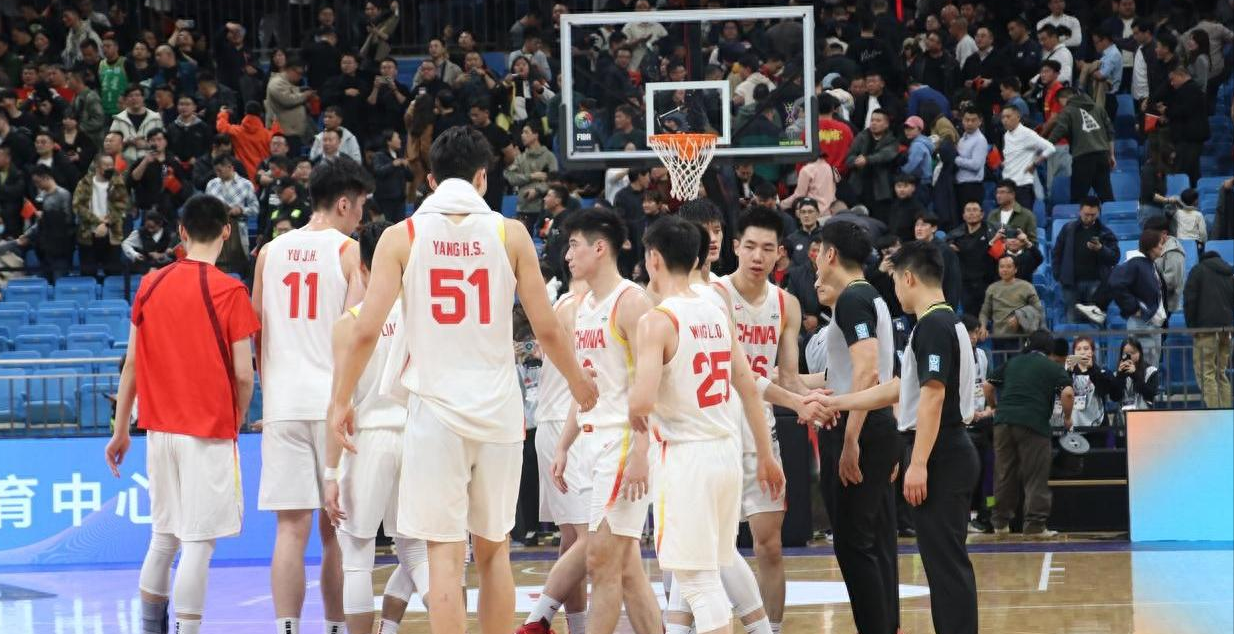 中国男篮世预赛狂胜卡塔尔这一幕火了！名嘴苏群赛后点评说可以尝试胡金秋、杨瀚森双塔首发，网友一眼看穿这才是男篮冲奥的破局思路。

北京时间8月28日凌晨的世预赛第四窗口期赛事，中国男篮客场83:57大胜卡塔尔拿下第二阶段开门红，全场5人打出满分表现：定海神针胡金秋半场5投全中砍10分，全场贡献10分8