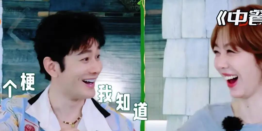快五十岁的人了，黄晓明这张脸硬是没显老，结果在节目里被瞿颖当场追着打听

瞿颖开口就问他头上脸上到底做了多少项目，黄晓明当时一脸无辜地硬撑说自己真没有，惹得瞿颖直接撇嘴喊不可能

眼看气氛要僵住，旁边的姜妍高情商接了一句肉毒算吗，拿瞿颖自己的梗打哈哈

大伙儿跟着笑成一团，立马把镜头和话题全推回了瞿