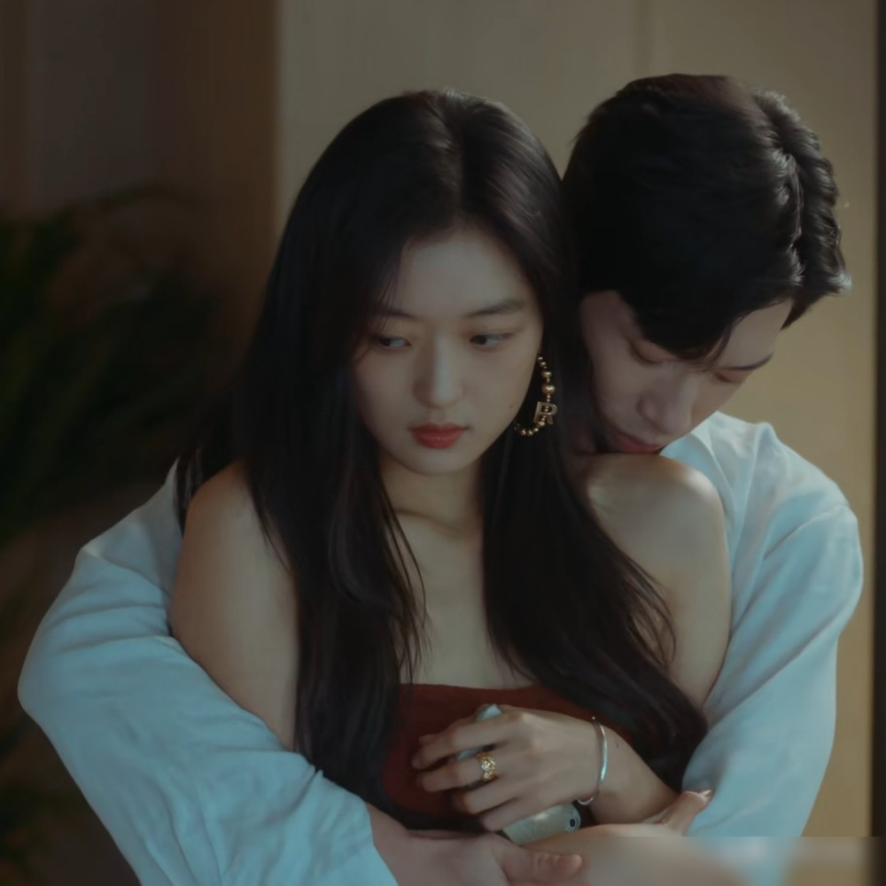 女二没抢男人，还笑着把十年暗恋送走了。
郭晓婷演的臧瑶，是栾念青梅竹马。喜欢憋了十年，没人知道。跨年聚会，她亲眼看见栾念承认尚之桃是恋人。
没撕，没闹，没质问，就举杯说，祝你们早日修成正果。转身眼泪直接砸下来。
网友全在刷意难平，说郭晓婷把明媚和破碎演绝了。这角色不搞雌竞，跟尚之桃互相欣赏，弹