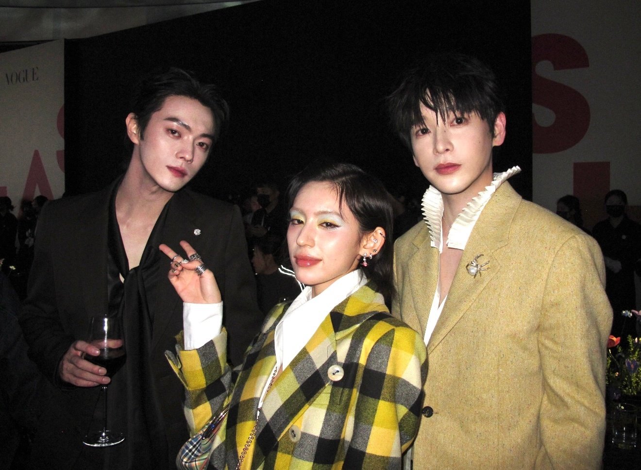#许凯[超话]#  凯哥就这样慵懒松弛微醺的样子🍷太迷人了#许凯# ​