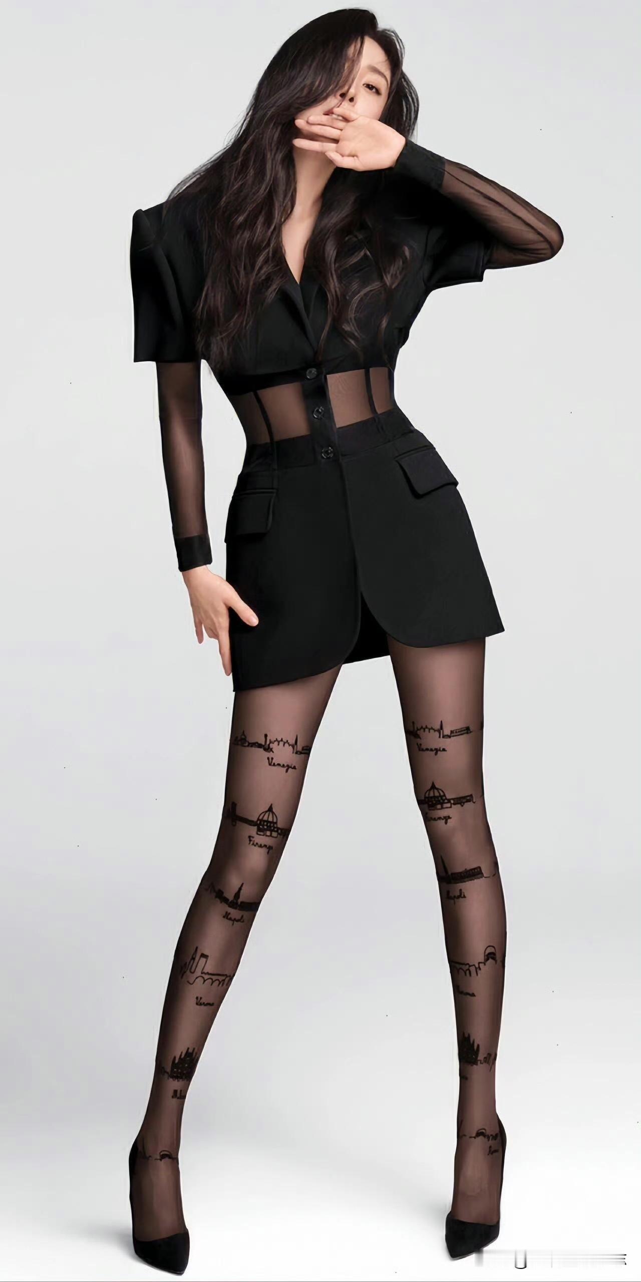 杨幂穿黑丝的模样，那真是风情万种，担得起性感女神的称号！ 黑色丝袜本就...