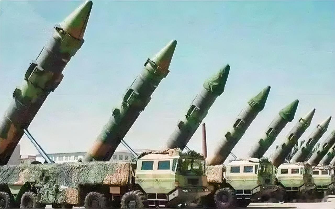 胡塞武装频频袭击沙特机场，目的不是单纯炸毁跑道
 
很多人以为，胡塞武装反复袭击机场，只为摧毁设施，其实真正用意，是打一场低成本的消耗战。
 
早前沙特空袭也门胡塞控制区的机场，胡塞这次属于对等反击。胡塞地面兵力弱，没法攻入沙特本土，就用无人机、导弹远程打击。机场是沙特对外通商、吸引外资的门面，不用