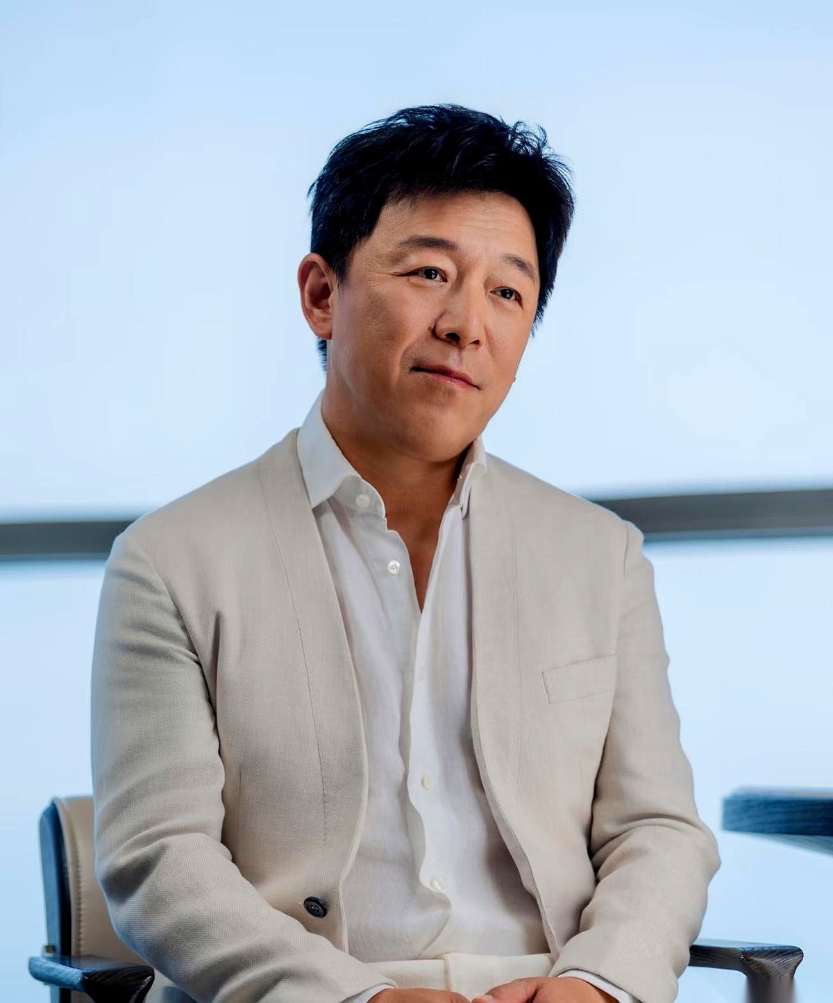 管虎导演，倪妮搭档，黄渤主演。
这牌面，放十年前闭着眼都能砸出十个亿吧？
结果呢？总票房385万。你没看错，没少个零，就是385万。估计连剧组发盒饭和演员片酬的零头都不够。
黄渤啊！那可是黄渤！
谁敢说他演技不行？拿影帝拿到手软，演小人物能把你眼泪活生生逼出来。大家提起他，谁不是竖个大拇指？
但我今