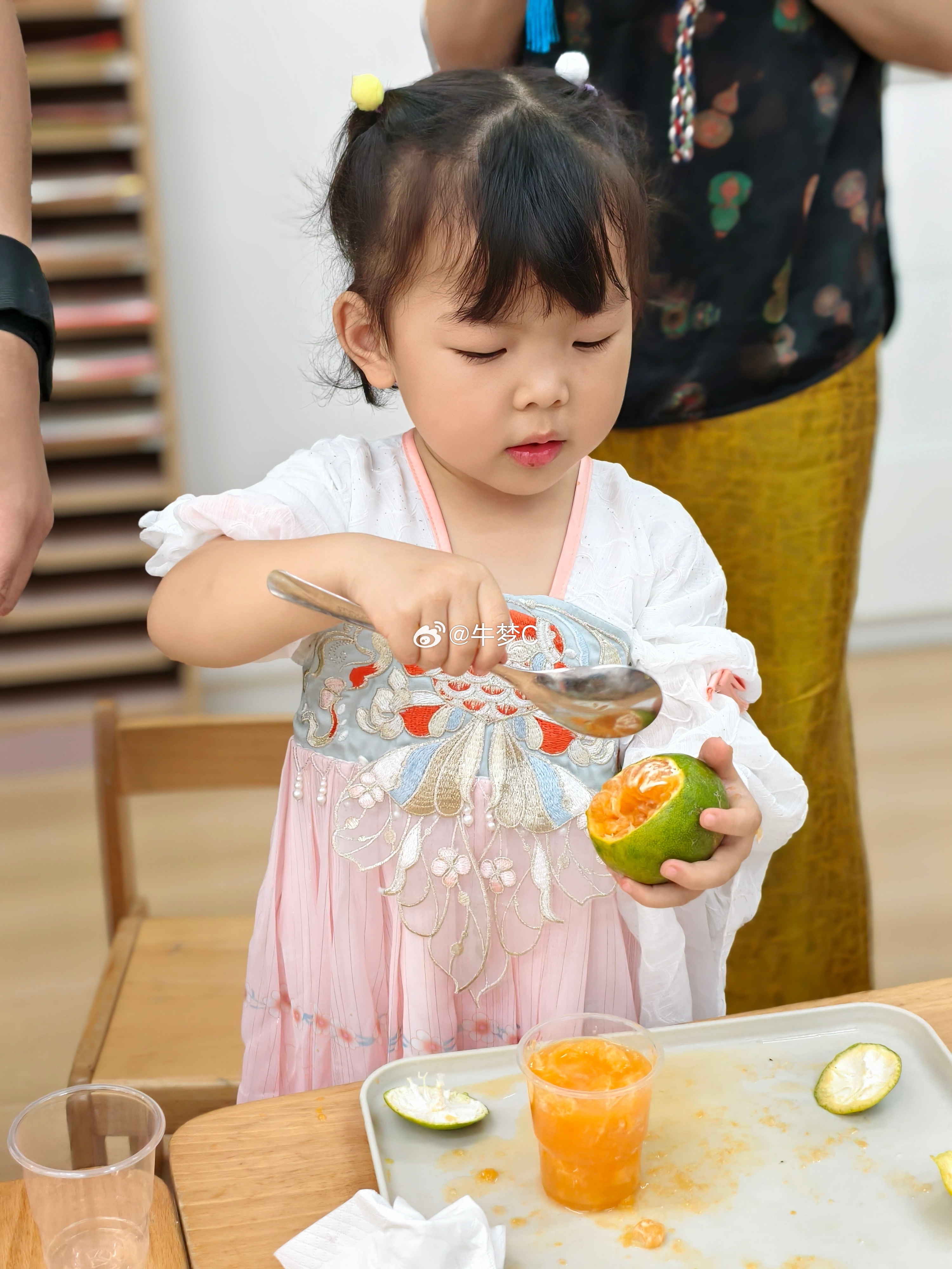 森森淹脖子了，疼痛难忍哭唧唧。我和她说，妈妈知道你现在很难受，如果可以的话，妈妈愿意帮你疼，森森含着眼泪说：不要，妈妈，太疼了，我不想你这么疼……老母亲的心😭😭😭 ​​​