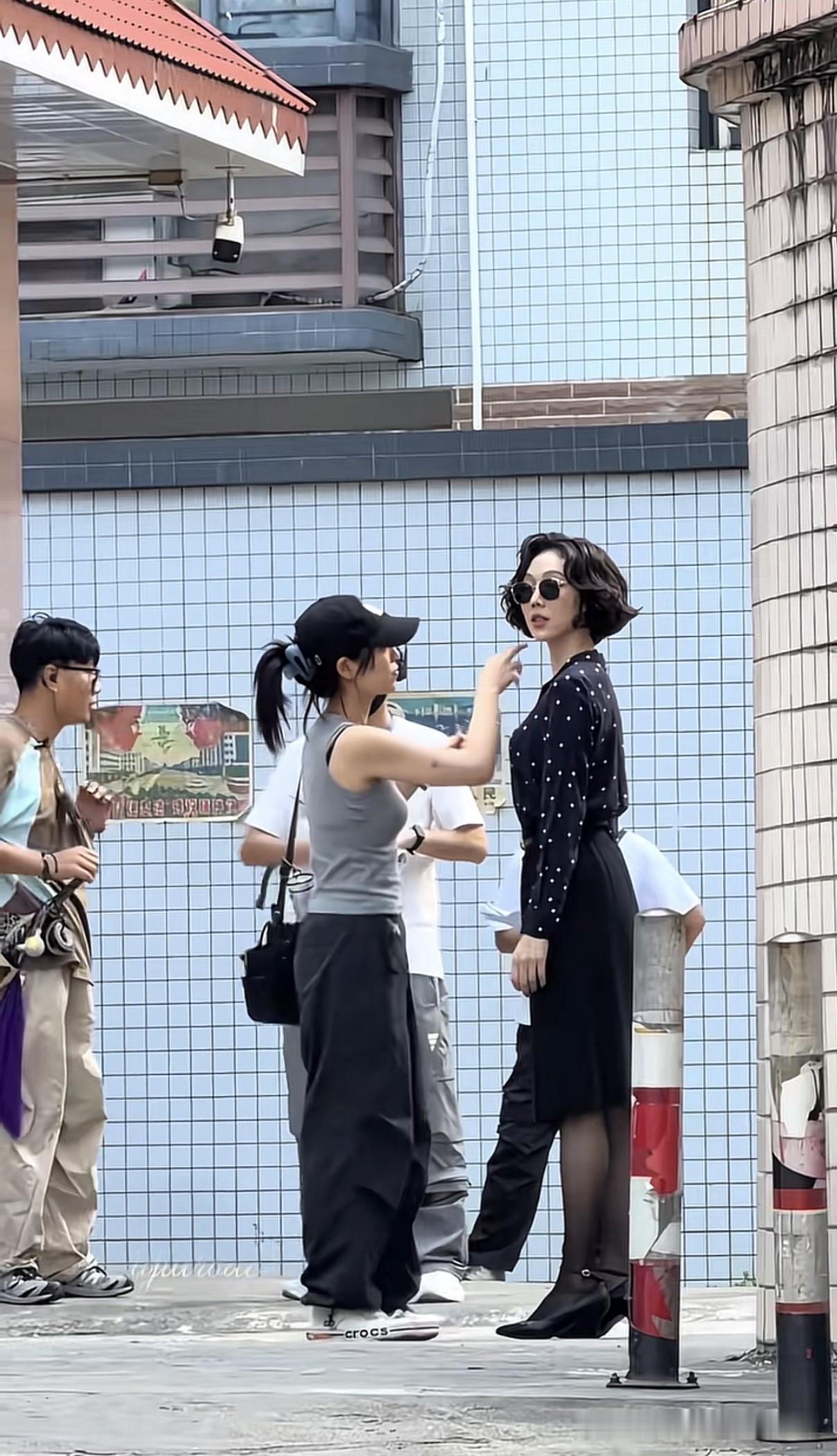 姜妍路人视角，颜值一般，身材是真好。
此前在圈内不温不火的她，近几年资源不错。
秋日生活打卡季 
多年前曾经和朱雨辰谈婚论嫁，分手后嫁给了银行高层，事业家庭双丰收。
被强势母亲多次干预婚恋的朱雨辰，
事业上已经沉寂多年没什么作品了，
感情上47岁的他仍然单身。