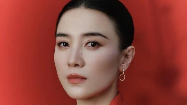 宋佳把“张桂梅”演到头了。白玉兰、金鹰、飞天，一个角色全拿，国内女演员头一份。
别的演员靠流量堆热搜，她连红毯都懒得走。就闷头拍戏，把张校长那股“死磕”的劲儿，一点一点抠出来。
飞天奖那晚，她站在台上，没哭没卖惨，就说了句“这奖属于张老师”。
戏外呢？转身又拍了一组复古写真，热辣、松弛，跟戏里
