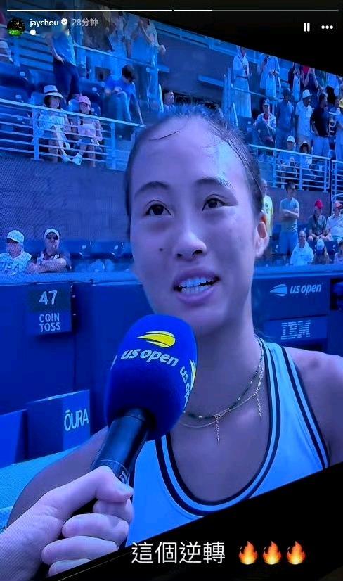 被名场面震撼！周杰伦发文感叹郑钦文 绝境翻盘🎾
 
美网女单第三轮上演令人难以置信的大戏，郑钦文面对凯斯打出一场荡气回肠的绝地翻盘，闯进到16强席位。
 
这场惊心动魄的对决也吸引了周杰伦的关注，赛事刚刚落幕，他便火速更新社交平台，配上赛场相关图片，简单一句“这个逆转！”搭配三个火焰表情，足以见