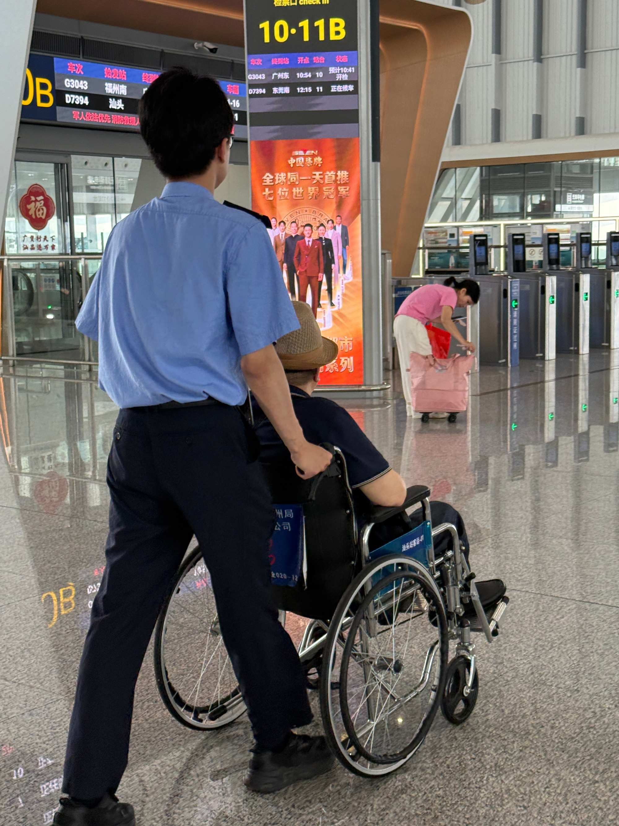 带老爸出行，由于行动不便提前预约了轮椅服务，原本还担心会麻烦，结果全程...