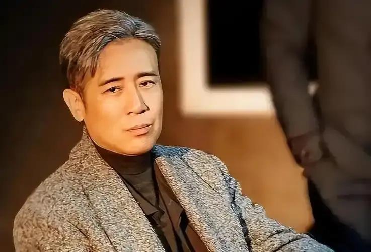 谁也没想到，一向温和谦逊的老戏骨李雪健，曾直言评价于和伟：“这人骨子里坏得很，特别适合演阴险的角色。”不少不明真相的网友第一时间误以为，德高望重的李雪健是在暗讽于和伟人品有问题，甚至一度引发对于和伟个人口碑的质疑。

那是《历史的天空》杀青后的一场媒体探班。李雪健被几个记者围着，问起和年轻演员合作的