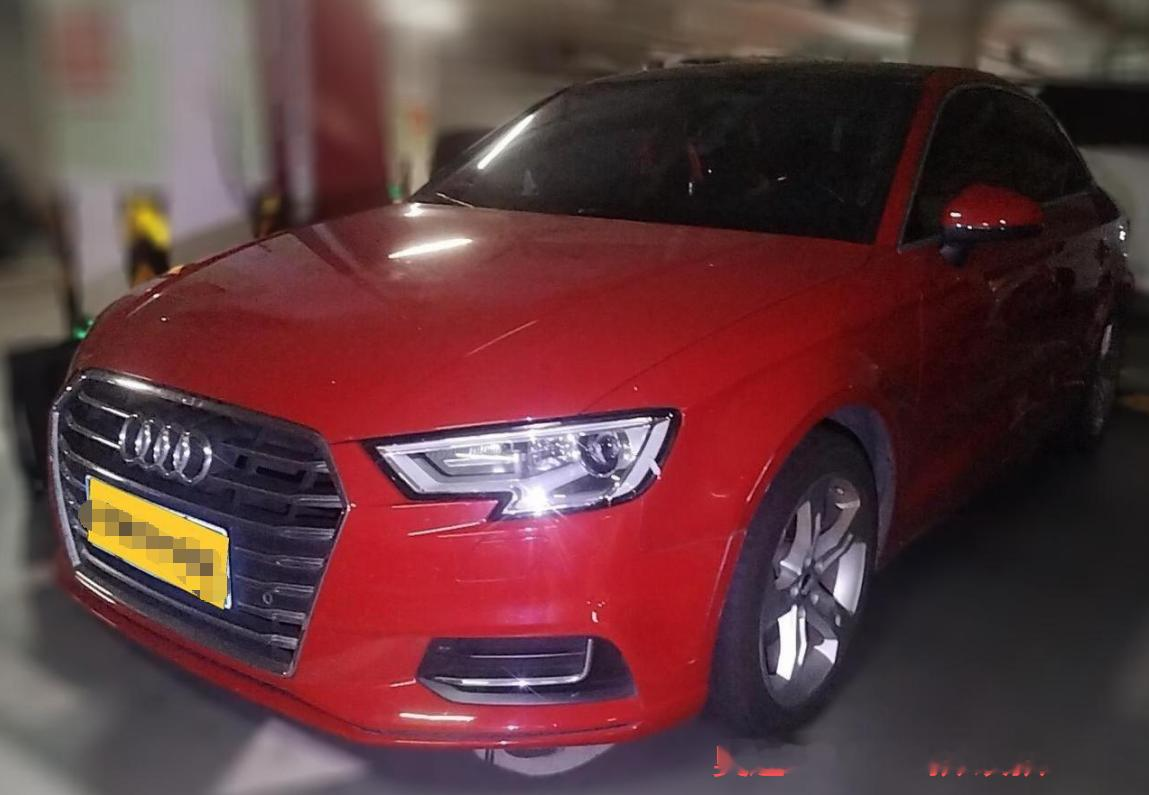 奥迪A3 2020款改款
紧凑型轿车，车身小巧，城市穿梭、停车都很方便。空间属于够用级别，后排只适合短途使用，长期满载会局促。1.4T发动机，市区7‑9L，高速6‑7L，这几台车里属于油耗表现比较友好的车型。
动力响应轻快，品牌认可度不错。二手重点观察双离合变速箱工况，低速顿挫是这一代的常见现象。更
