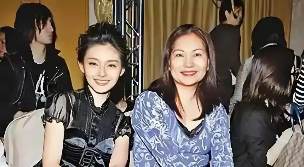 S妈这辈子最憋屈的事，大概就是家里但凡有个风吹草动，自己永远是被通知的那一个。
当年大S执意要跟汪小菲散伙，老太太私下里劝了又劝，压根拦不住。后来闺女扭头要闪婚那个光头欧巴，当妈的同样是一百个不乐意，结果连反对的话还没说完，人家结婚证都已经领好了。
说白了，老人家打心眼里舍不得前女婿。
当年汪
