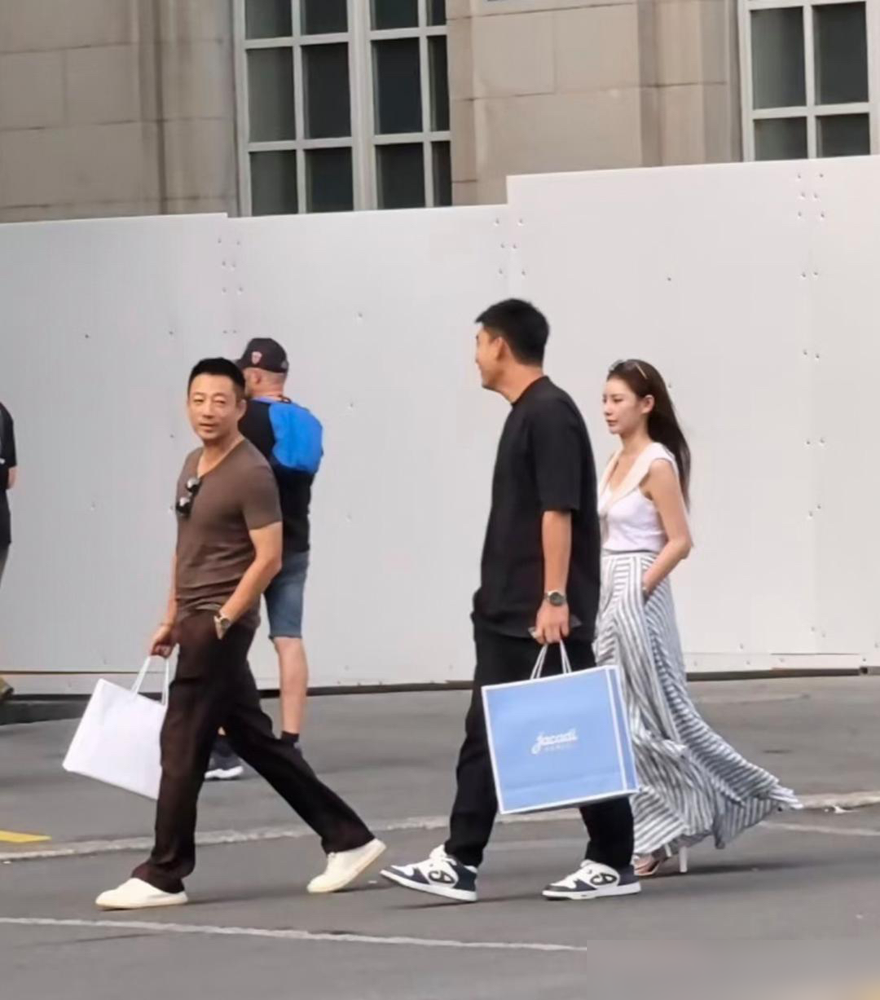 马筱梅前后对比照流出，反差大到认不出！
早期是重烟熏宽脸婴儿肥，穿搭随意，风尘气很重。
现在是精致鹅蛋脸配标准微笑唇，全身上下名牌不重样，单次穿搭就超五位数。
跟汪小菲在一起后，从当初的张扬变成小鸟依人，稳走温柔娴静的松弛老钱风。
懂得磨掉锋芒以退为进，才是成年人关系里的顶级情商。