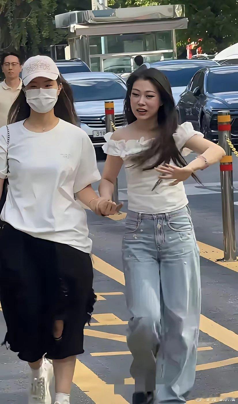 沈佳润在韩国广播公司上班被拍，路人角度，比在舞台上漂亮多了
​简单的妆容很好看，朴素的衣着，邻家小妹的感觉，清新而脱俗，看来小沈阳给闺女请的高价化妆师不行呀，有点用力过猛的感觉 ​