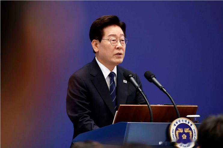 据韩国《中央日报》报道，韩国总统李在明18日就霍尔木兹海峡派兵问题明确表态，称韩国不会派兵参与或介入战争。
李在明当天在青瓦台举行的记者会上表示，“无论是以参与或介入战争的形式派兵，还是派遣军事力量，我们都不会这么做”，“这一原则一直遵守至今，今后也不会改变。”
李在明当天还提到已被 ​