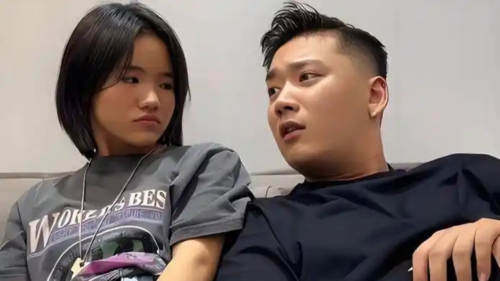 曝李勒优想和崔晋一家一刀两断话题引发热议。出自《变形计》的李勒优，网传打算和崔晋一家划清界限。早前晋妈直播片段流出，言语内容引发风波，随后李勒优搬出去独自租房。但当事人辟谣，表明只是普通家庭矛盾，网传彻底决裂的说法是剪辑片段夸大造成。网友各持观点，很多人感慨流量之下亲情的难处，建议大众不要过度围