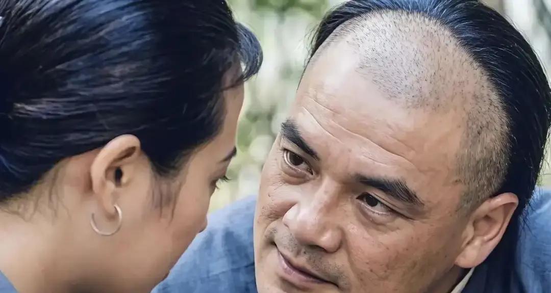 娱乐圈里那些靠所谓少女感硬撑的女演员，估计做梦都想偷一张许晴的骨头底子。
大家现在聊起许晴，满脑子都是风情万种、媚骨天成，好像这个女人从生下来就自带迷魂记。
可真要倒退三十来年，她拍电影《狂》的时候才二十二岁，在大银幕上竟然挨过不少挑刺。
那时候正该是嫩得掐出水的年纪，偏偏她脸盘子偏阔，鼻尖带