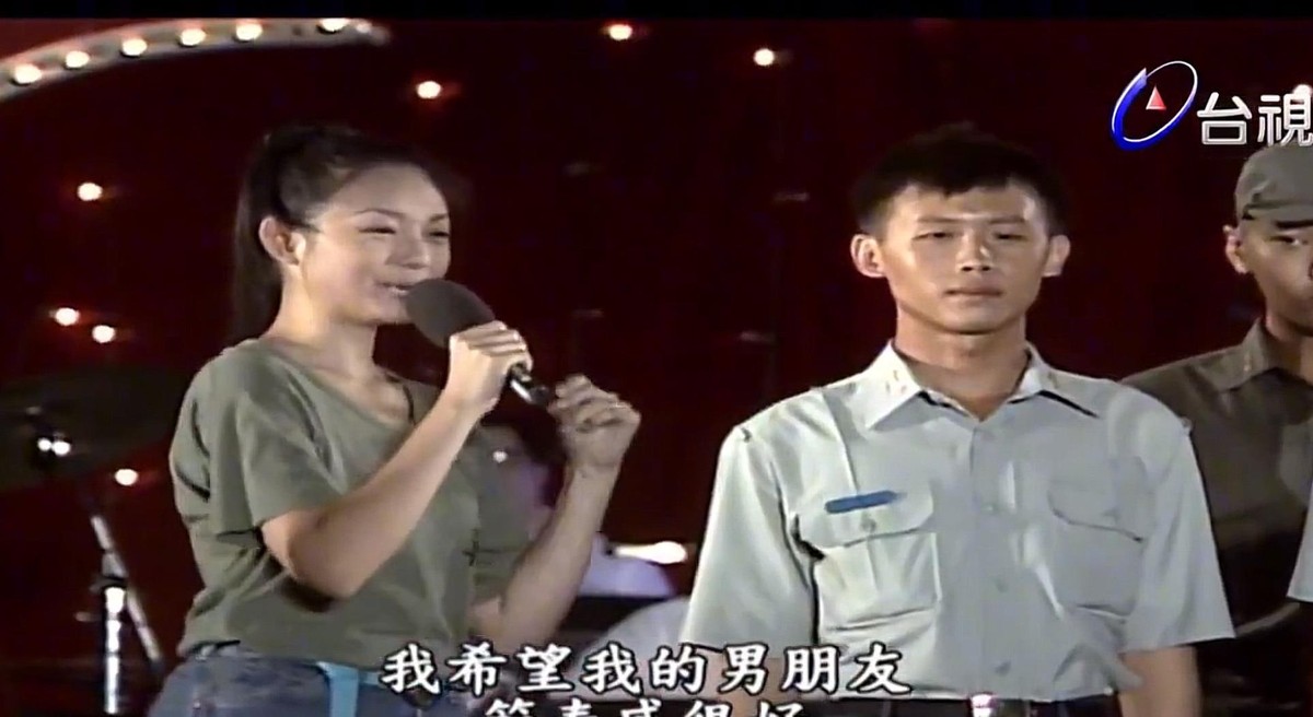 大S这辈子活得挺猛。
十七岁跟小S组团出道，后来演了《流星花园》里的杉菜，红遍亚洲。写过《美容大王》，卖到脱销。感情上更是一点不含糊，跟汪小菲见几面就闪婚，离婚后二十年没换的号码一通，又跟初恋具俊晔重新走到一起。
她以前在节目里说过，自己不怕老，也不怕死，觉得这辈子就是要过别人的八辈子。
谁也没想到