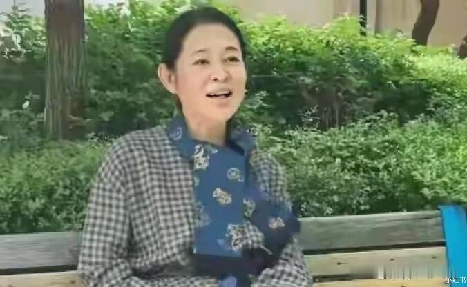 倪萍公园素颜被抓拍，真实面貌引发公众感慨
近日，一组倪萍在公园被网友偶遇并抓拍的照片在网络上流传开来，照片中的她毫无遮掩，以最本真的素颜状态出现在公众视野中，这一形象转变让不少人感到惊讶，甚至直言“认不出”。与昔日春晚舞台上那个光彩照人、温婉大方的女主持人相比，如今的倪萍眼角已有了明显的皱纹，脸颊也