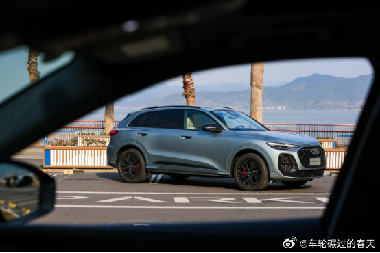 全新奥迪Q5L的方向盘，单手掉头不费劲

开大车最怕掉头挪车，全新奥迪Q5L的渐进式转向系统让这事儿变得超轻松🔄。可变传动比设计，低速时方向盘特别轻便，单手搓盘掉头毫无压力，倒车入库也省力不少💪。高速时传动比变大，方向盘变沉稳，微调方向不会引起车身晃动，跑高速特别安心🛣️。最直观的 ​