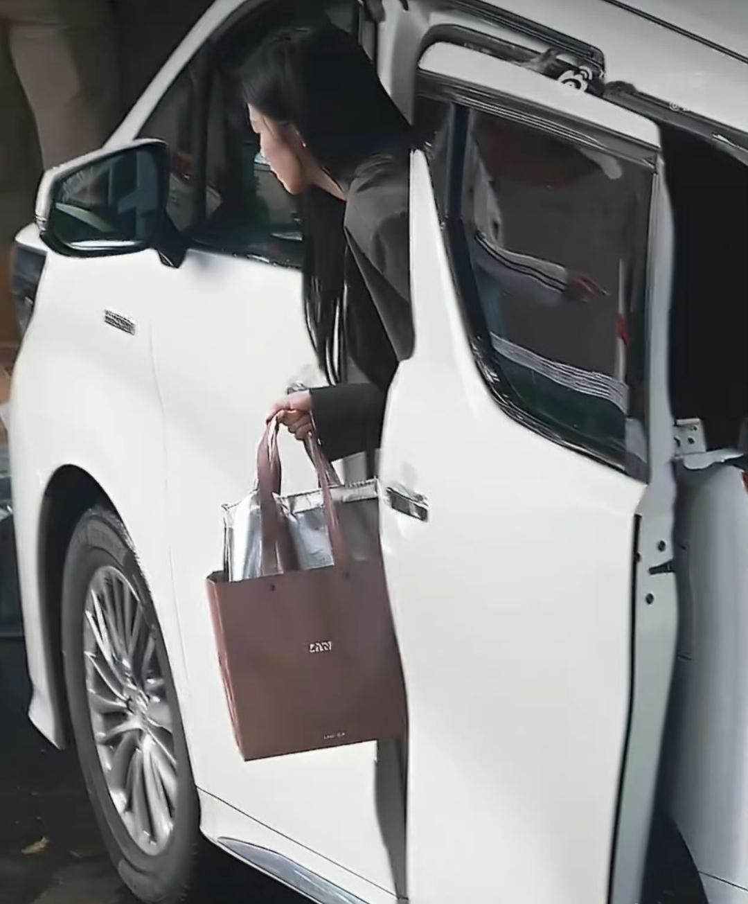 白鹿上班路透流出，手里提着蛋糕，原来是特意给常华森庆生。
片场这份小细节真的很戳人，人美心善说的就是她。
十分期待两位后续带来的合作，希望早日和大家见面！