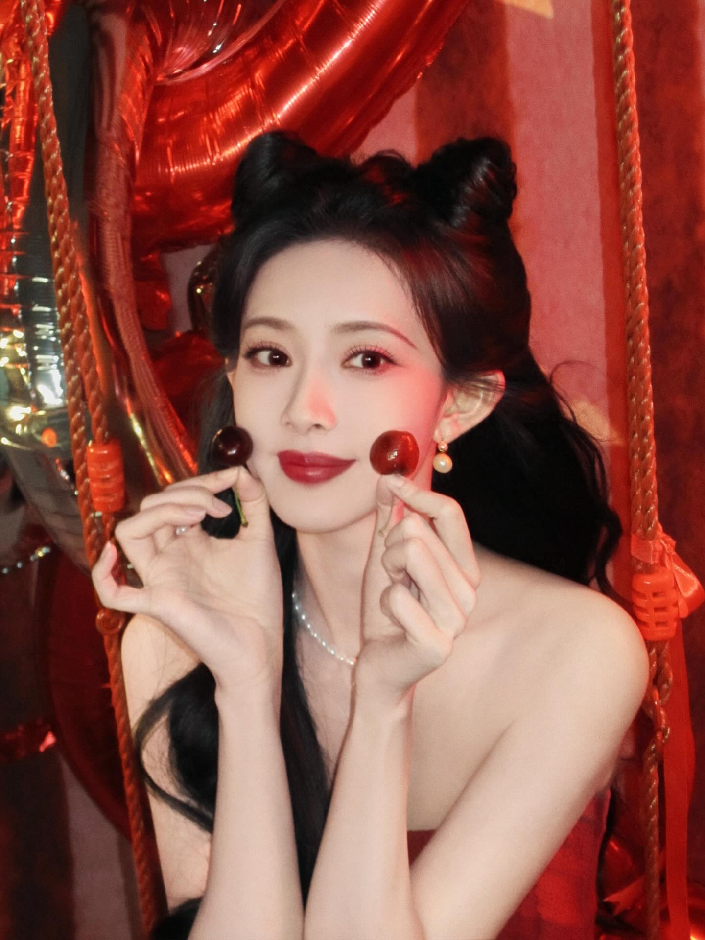 🎬 影视：新剧开机，存货充足

· 新剧开机：8月21日，时隔六年回归现代剧，与丁禹兮合作主演都市情感剧 《爱在无尽夏》 ，饰演主持人郝念。
· 已播/定档：古装剧 《百花杀》 已播出；S+级古装权谋剧 《尚公主》 定档10月23日，预约人数已突破400万。
· 待