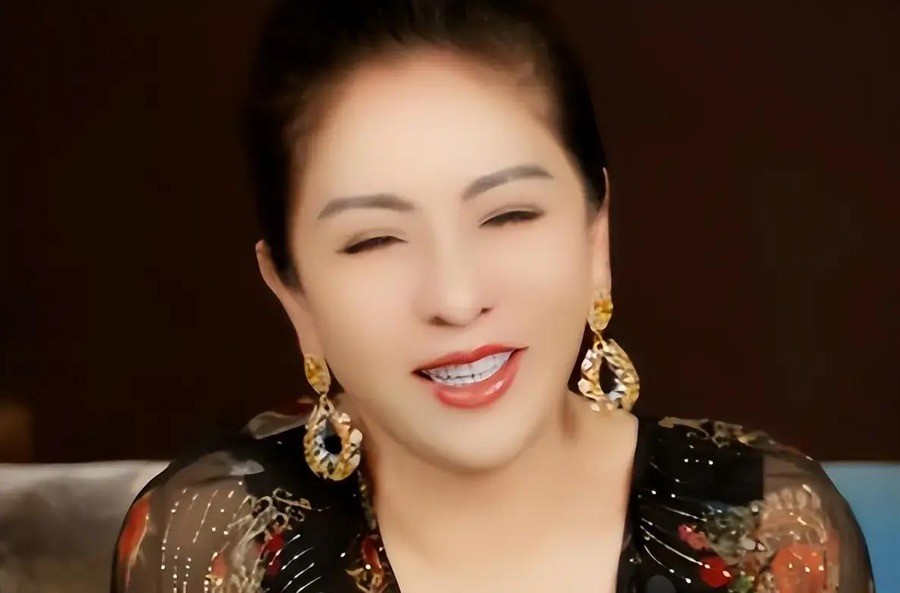 梁家辉在康城酒店阳台对楼下两个美女吹口哨，被关之琳和向太同时竖中指，三十多年后他拿第五座金像奖影帝，在台上说“我太太忍受了我44年”。
这事是向太陈岚在短视频里讲的。她说那年梁家辉带着《情人》剧组去康城影展，在酒店阳台上看见楼下走过两个美女，张嘴就吹口哨。结果那两人抬头一看，是关之琳和向太本人。向太