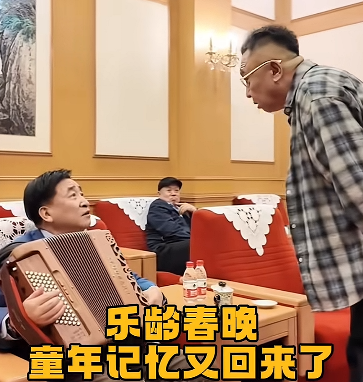 于谦这次与姜昆碰面，就让这句话有了画面:相声台上讲究一唱一和，台下交朋友，没必要连朋友圈都做成同款。

近日，乐龄重阳晚会后台，两人交谈的片段引起关注。姜昆坐着，手边是手风琴；于谦俯下些身子，凑近交流。一个简单的招呼，比那些“见面必尴尬”的想象松快多了。提到于谦，观众容易先想到郭德纲。多年搭档，默契