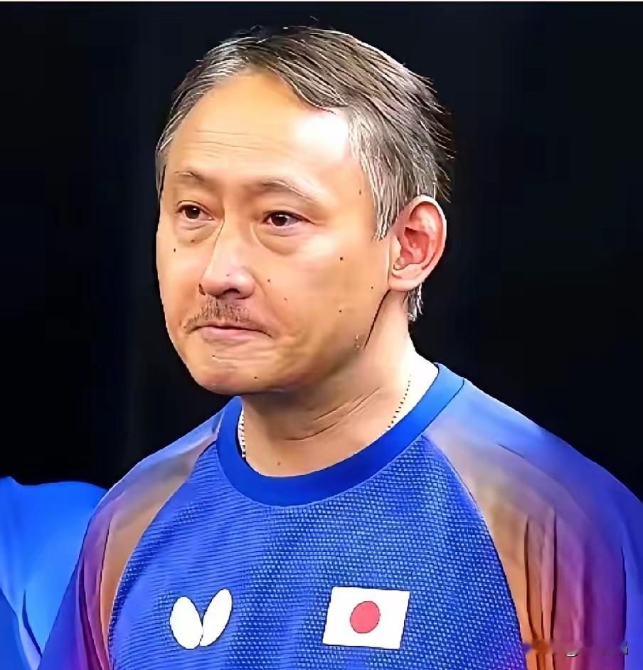 一方水土养一方人！细看张本智和的父亲张本宇，在日本定居十几年，连神态气质都悄悄变了。
 
很多人知道张本智和、张本美和兄妹是日本乒乓队主力，但未必清楚，他们的主教练就是亲生父亲——张本宇。
 
没错，就是名古屋亚运会乒乓球赛场，张本智和爆冷输给伊朗诺沙迪·阿拉米扬那场，站在场边头发花白，满脸落寞、无