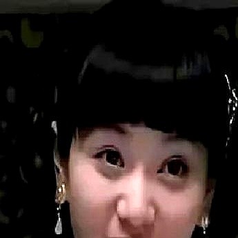 孙红雷盯着姚晨冷不丁冒出一句：“以后能不能生个嘴巴小点的孩子？”

剧本上根本没这句词。姚晨眼皮都没眨一下，直接顶回去：“我还想生个眼睛大点的呢！”

导演硬是没喊卡，镜头原封不动剪进正片，成了《潜伏》里封神的经典画面。

现在的戏，妆容精致到头发丝，台词背得滚瓜烂熟，却像在背课本。

好演员往那一