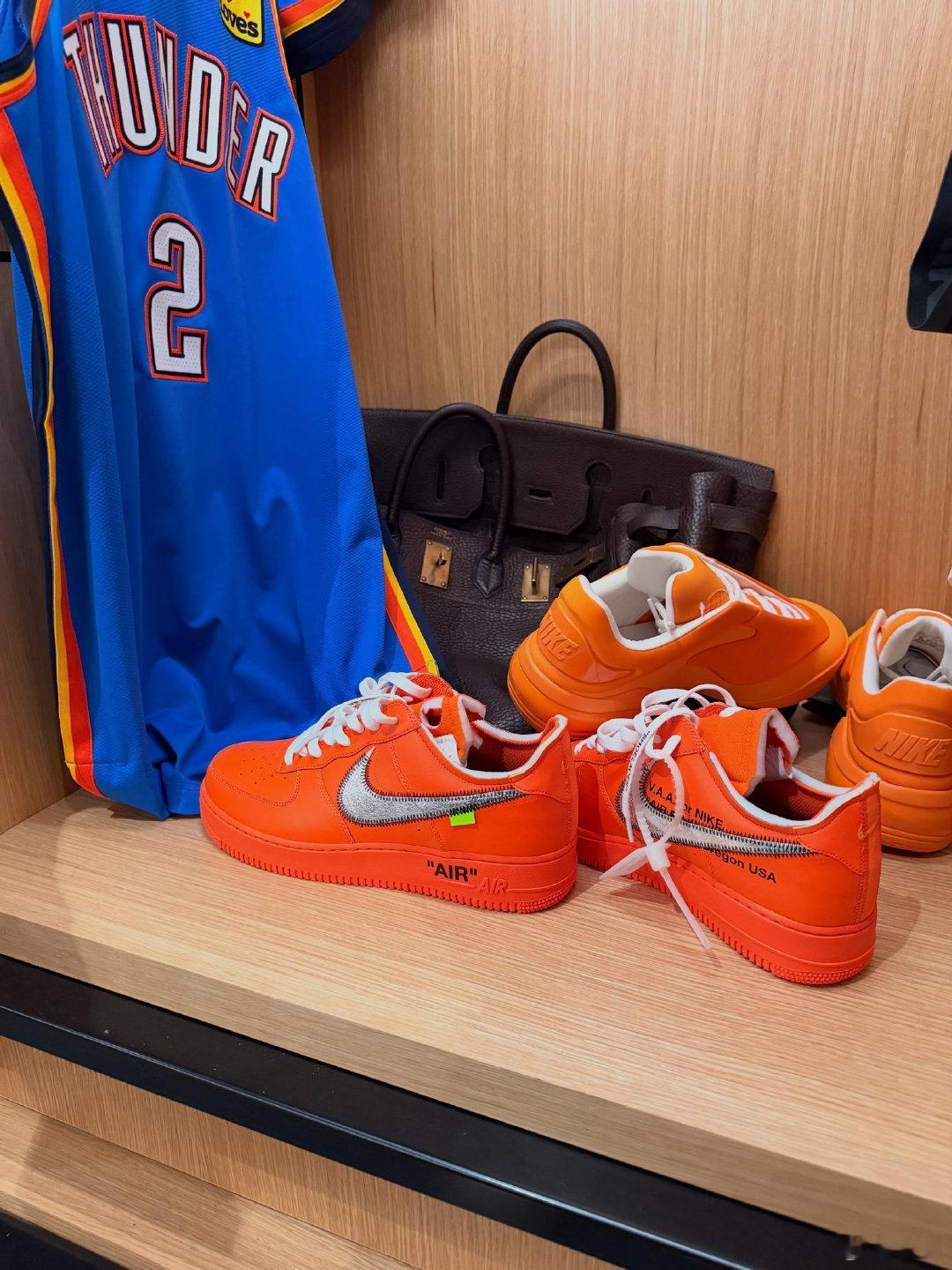 其实亚历山大（Shai Gilgeous-Alexander）今天媒体日带了两双鞋，拍摄时候穿了Virgil x Nike Air Force 1 Low的橘色，另一双橘色就有意思了！还是Shai001，但有个细节等你们发现。

©twoshai

#赛场鞋事报[超话]##NBA[超话]# ​